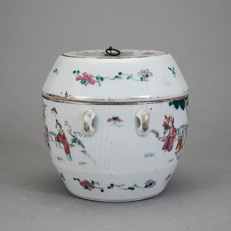 KAROTT MED LOCK, porslin, Kina omkring 1900.