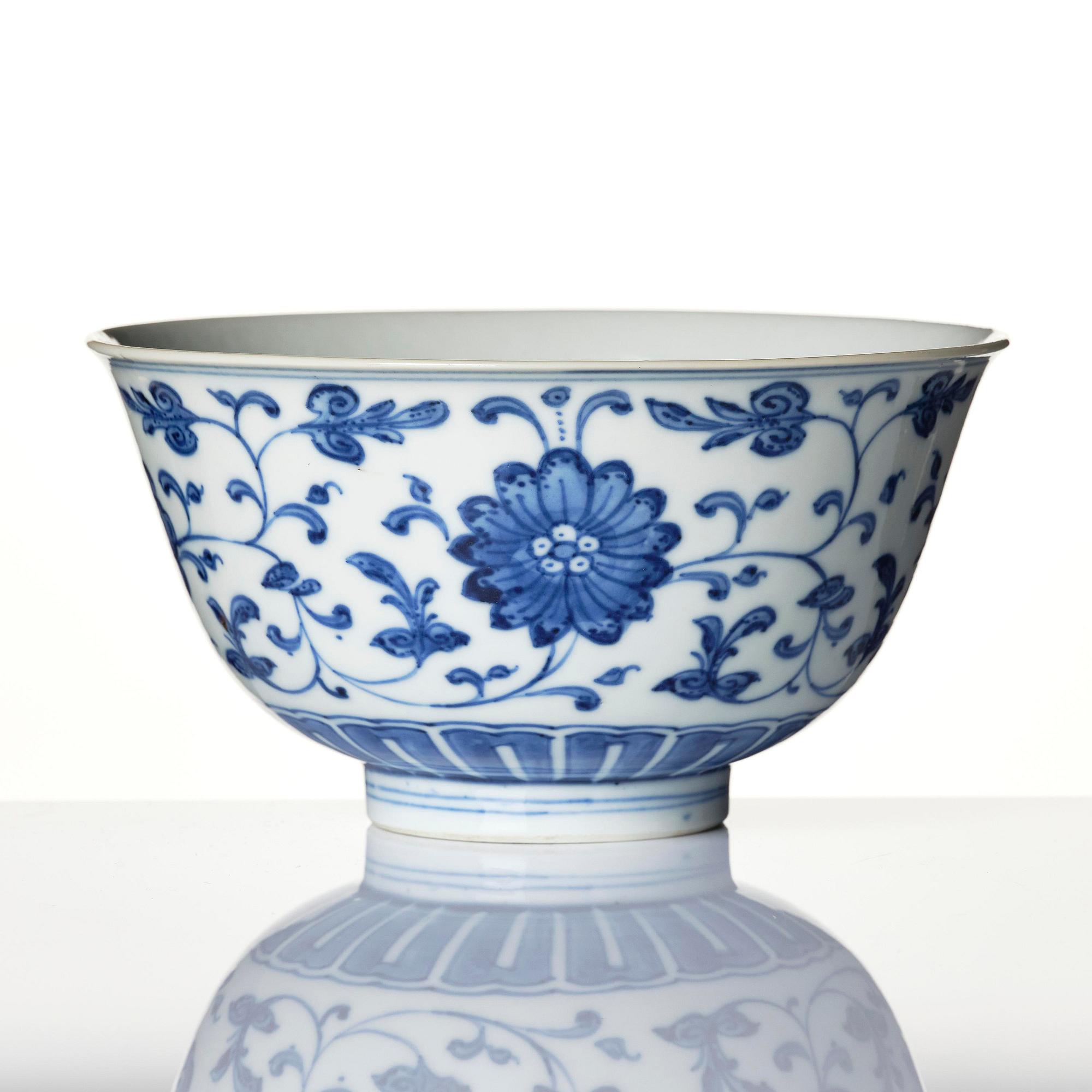 Skål, porslin. Qingdynastin, med Qianlongs märke och period (1736-95).