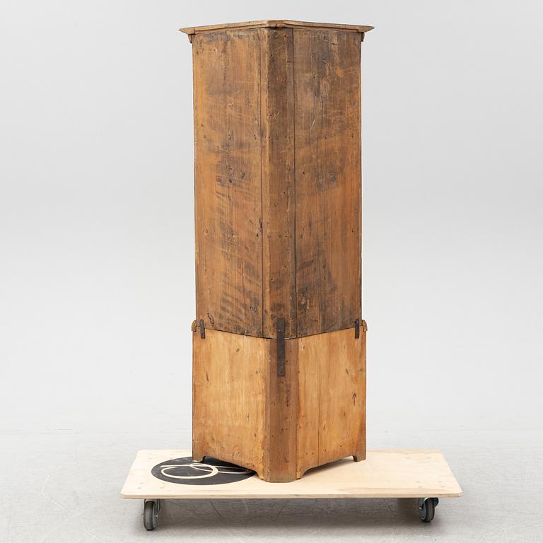 A Boroque corner cabinet, first half of the 18th Century.