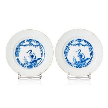1143. A pair of armorial dinner plates, Qing dynasty, 18th Century.