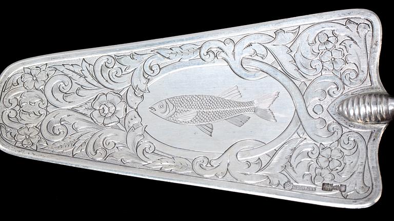 SERVERINGSBESTICK FÖR FISK, silver. Ryssland. Tot 300g.