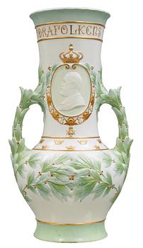 702. A Karl Lindström porcelain vase, decorated with the portrait of King Oscar II with his motto, Rörstrand 1897.