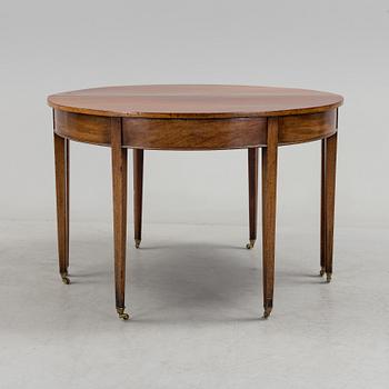 A English George III dining table veneerde with mahogany with two extension leafs from the late 18th century.