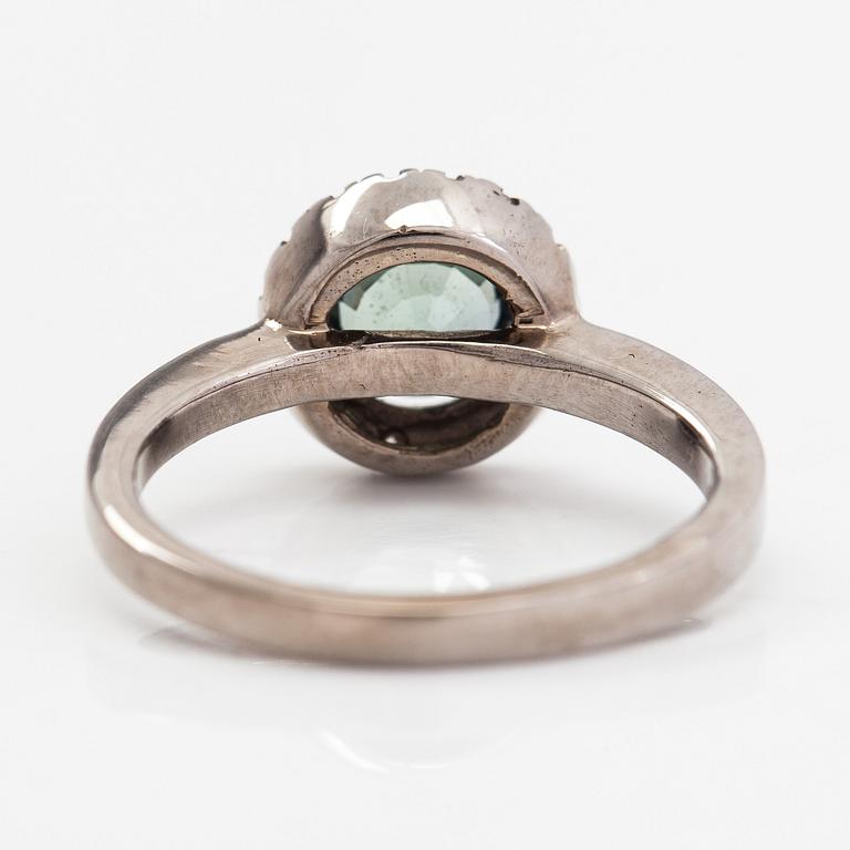 Ring, 14K vitguld med grön safir och briljantslipade diamanter ca 0.20 ct. totalt, 2009.