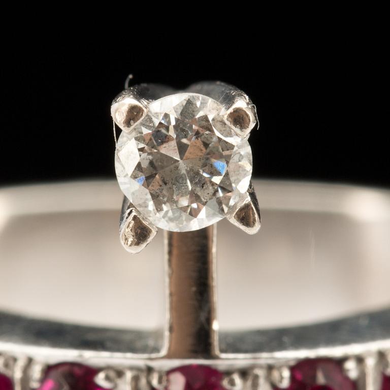 RING, 18k vitguld med briljantslipad diamant ca 0,20ct samt fem rubiner i alliansmodell. Vikt ca 6g.