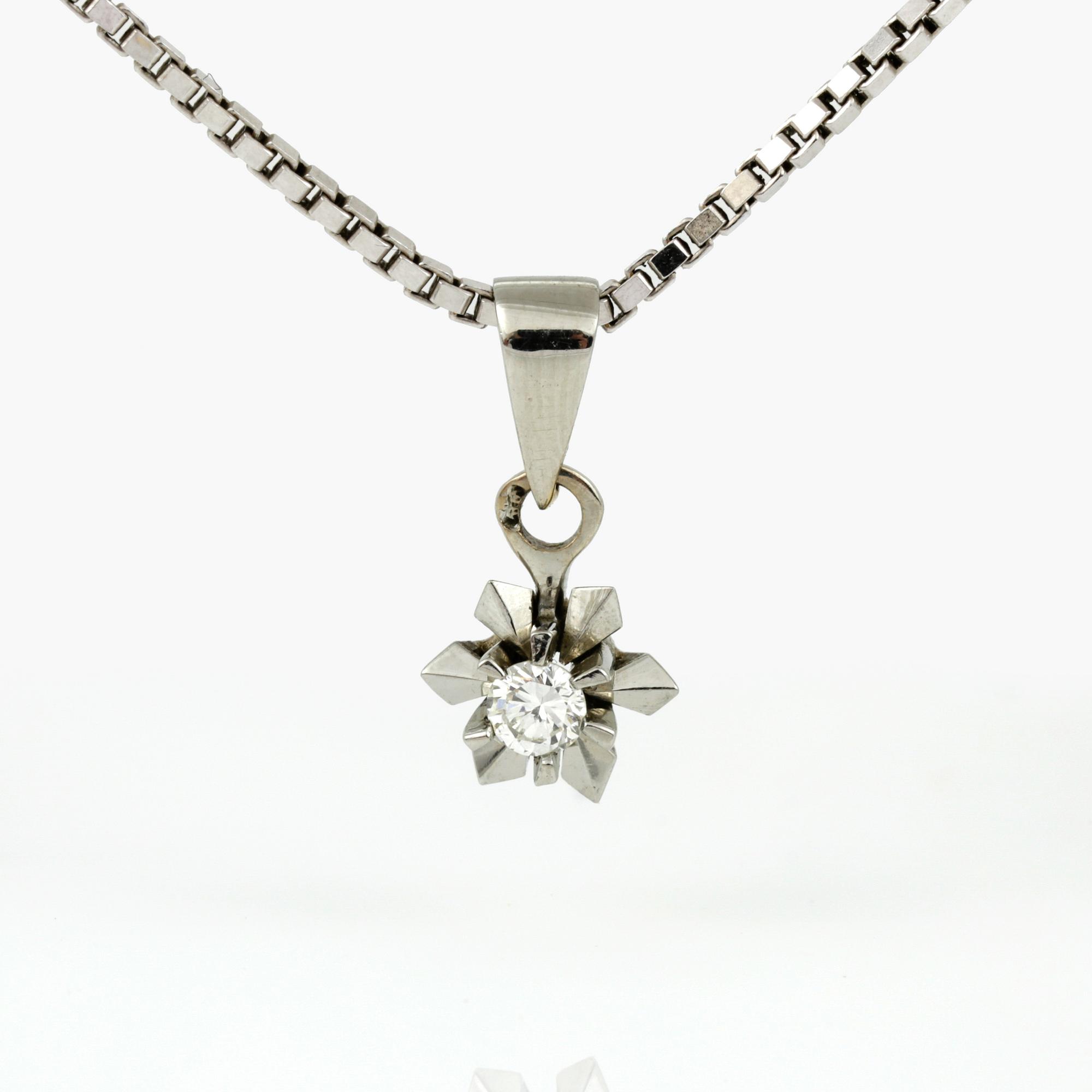 RING samt HALSBAND, ringen 23K guld, Umeå. Vikt 5,17 g. Halsband 18K vitguld med diamant, tot ca 0,09 ct. Vikt 5,47 g.