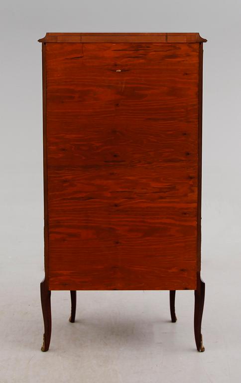 VITRINSKÅP, rokokostil, 1900-talets andra hälft.