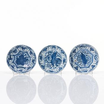 A group of 12 blue and white dishes, Ming dynasty, Wanli (1572-1620).