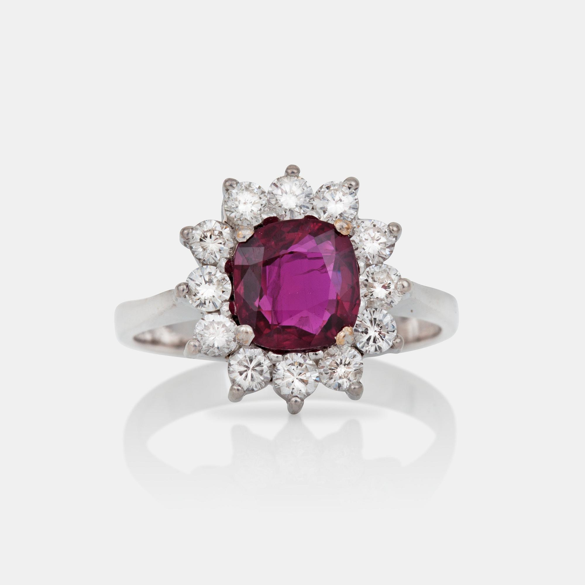 RING med rubin ca 2.00 ct, samt briljantslipade diamanter totalt ca 0.75 ct.