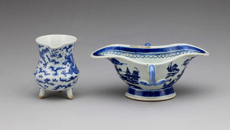 GRÄDDKANNA SAMT SÅSSNIPA, porslin. Kina 1800-tal.