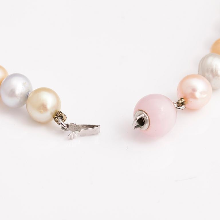 A pearl collier with cultured pearls and a metal and glass clasp.