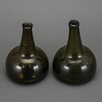 FLASKOR, 2 st, glas, 1700-tal.