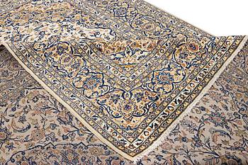 A Kashan carpet, a. 342 x 250 cm.