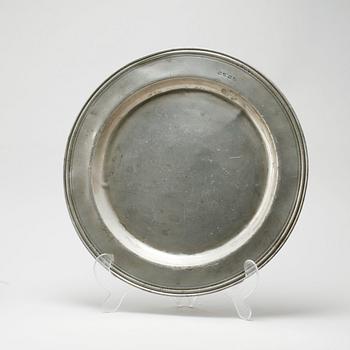 Three pewter plates, 18th/19th century.