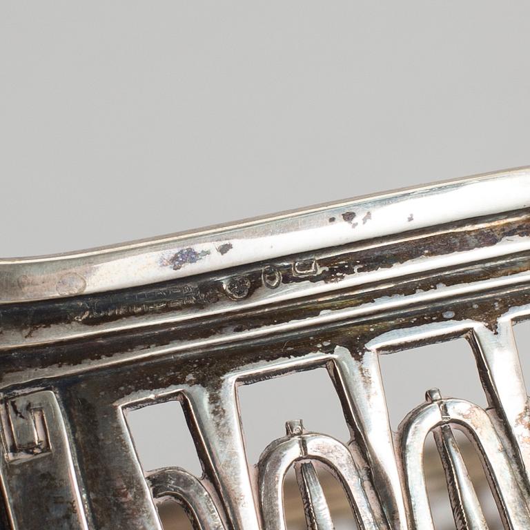 JARDINJÄR, silver, glas, jugend, CG Hallberg, otydlig årtalsstämpel. 1910-tal. Silvervikt ca 640 gram.