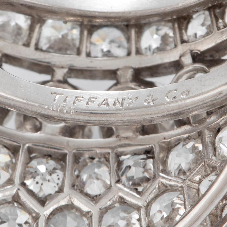 A Tiffany platinum ring set with old-cut diamonds with a total weight of ca 4 cts.