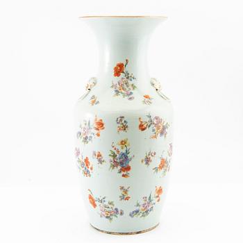 A Chinese vase, 20th century.