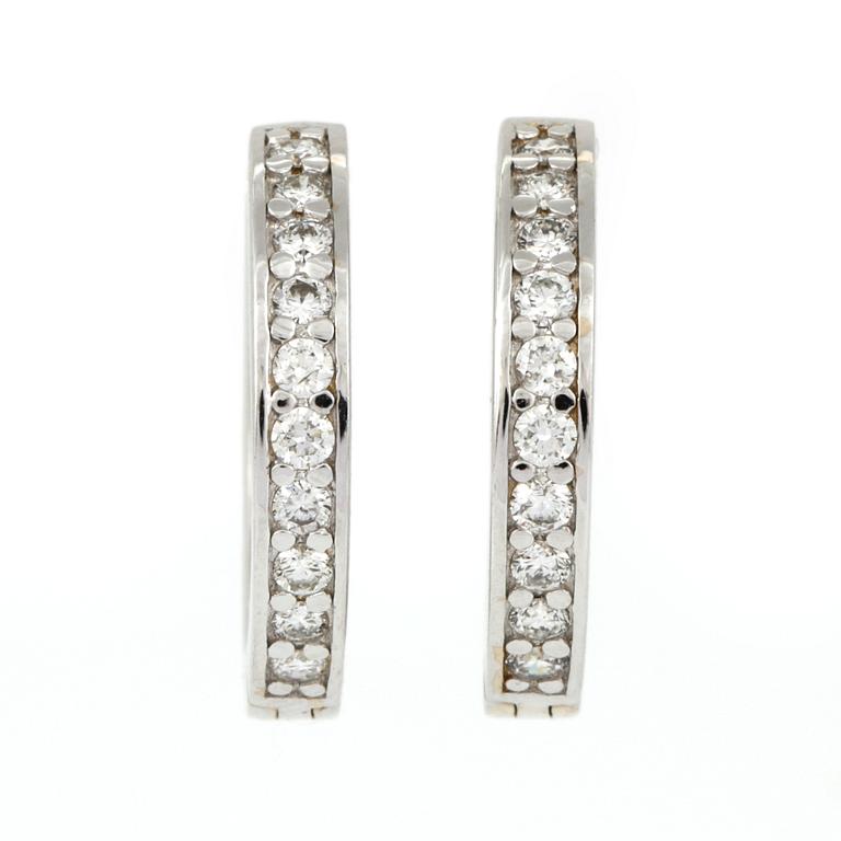 ÖRHÄNGEN, ett par, 14K vitguld med briljantslipade diamanter tot ca 0,40 ct. Vikt 5,38 g.
