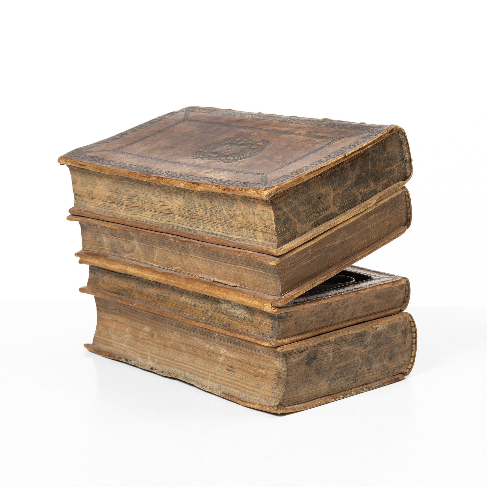 Bokgömma med likörset, 1900-tal med äldre böcker.