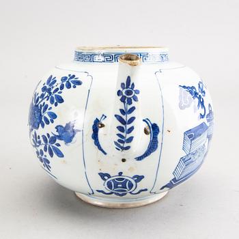 A blue and white tea pot, Qing dynasty, 18th Century.