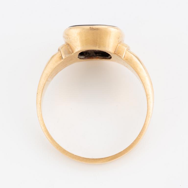 Ring, 18K guld med planslipad onyx.