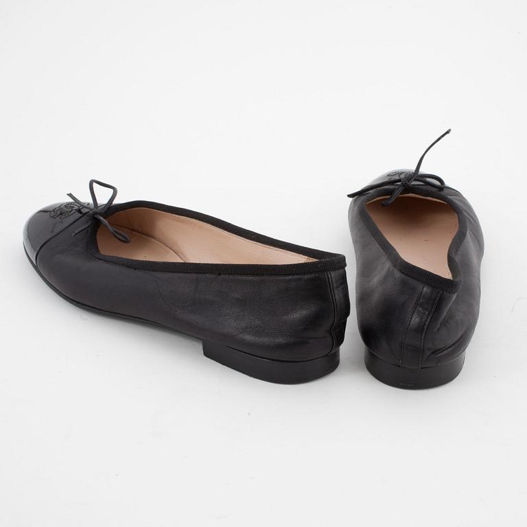 CHANEL, a pair of black leather ballet flats. Size 40.