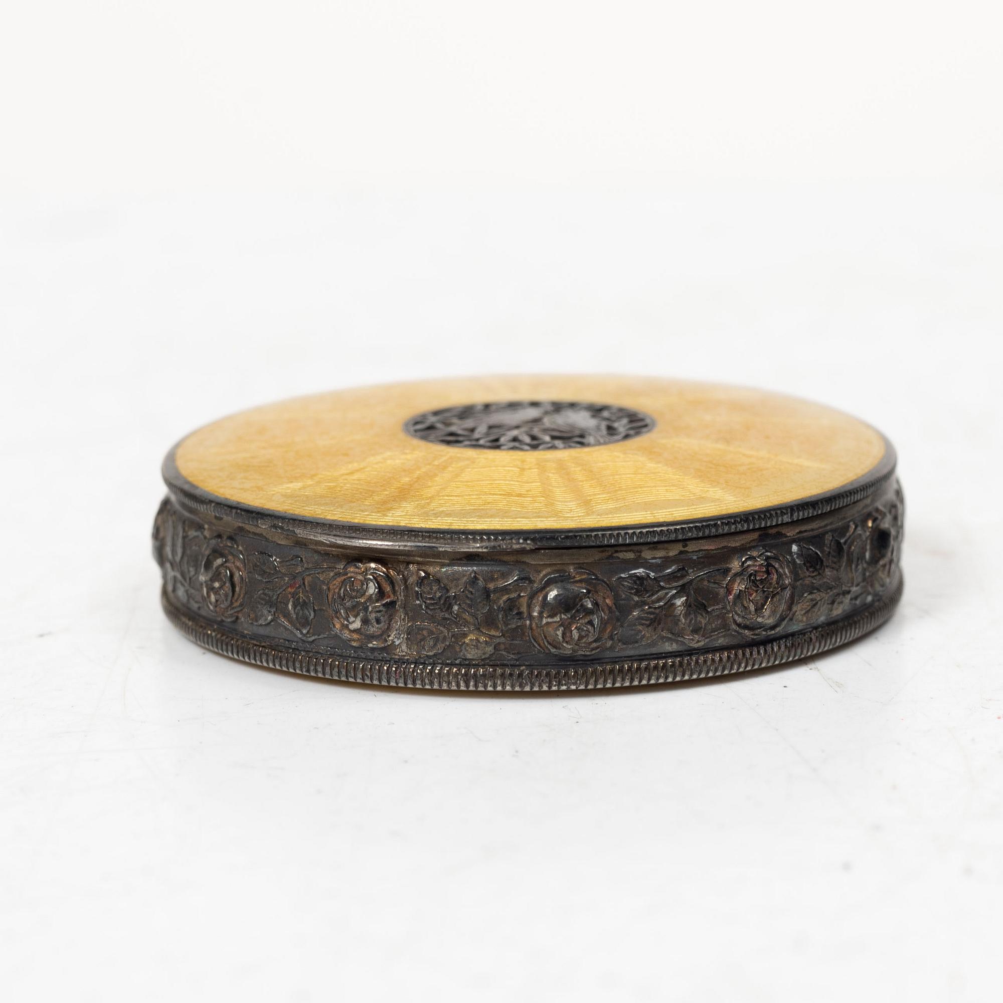 Puderdosa, sterlingsilver och emalj, Österrike, efter 1922.