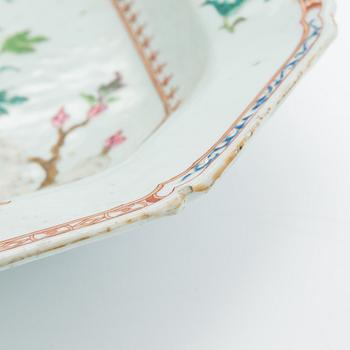 A porcelain tureen dish, Qianlong (1736-1795), China.