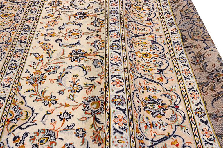 A Kashan carpet, c. 400 x 289 cm.