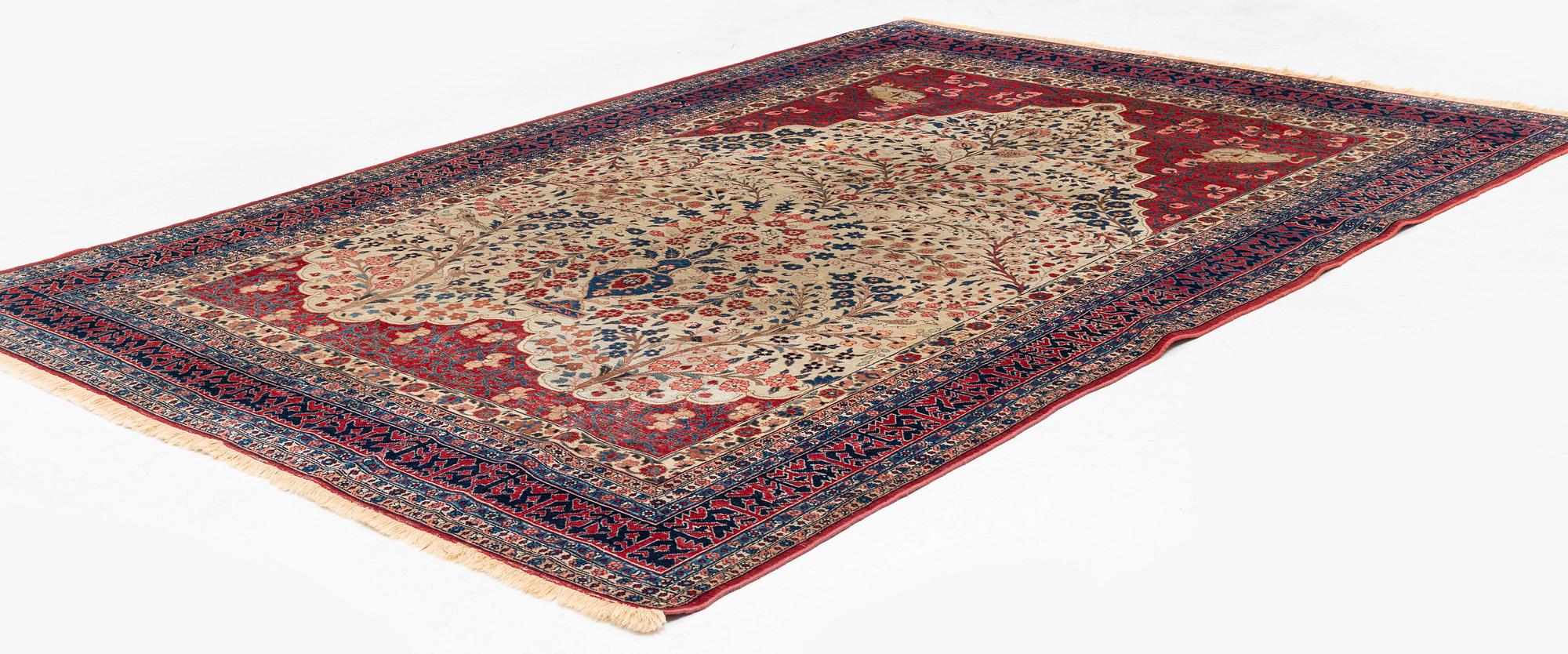 An antique Tabriz carpet, ca 333 x 223 cm.