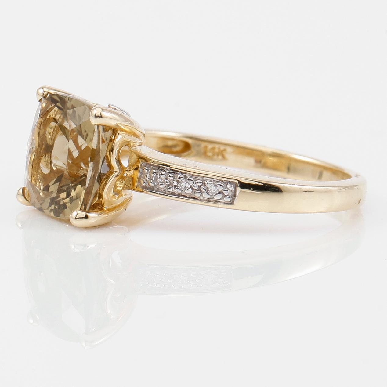 RING, 14K guld, mindre diamanter och kvarts.