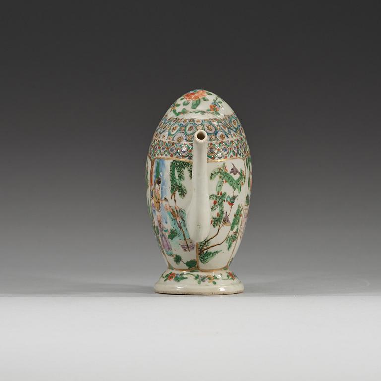 A Chinese cadogan tea pot, Qing dynasty, 19th Century.