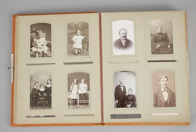 FOTOALBUM, ca 40 bilder, Jugend, omkring år 1900.