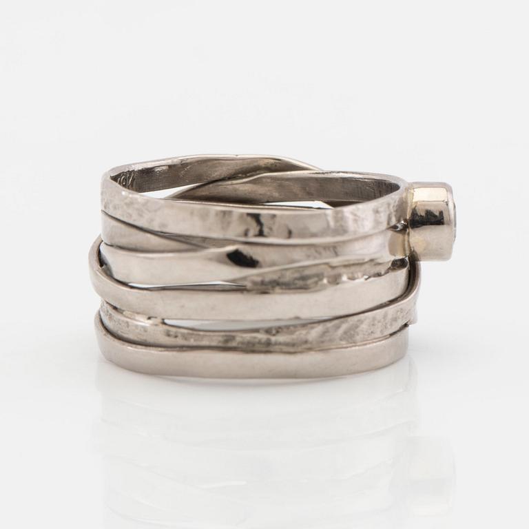 Ring, 18k vitguld med briljantslipad diamant.