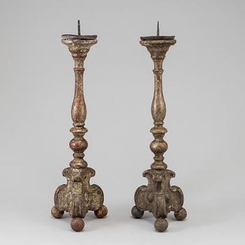 A pair of painted wood candlesticks, 17th/18th century.