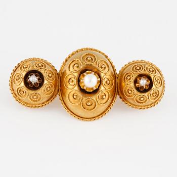 BROSCH, 18K guld samt 3 pärlor, BE, Kristianstad, 1885. Vikt 6,9 gram.