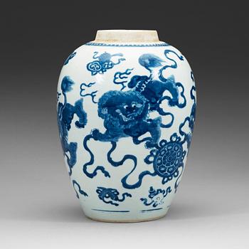 552. A large blue and white jar, Qing dynasty, 19th century.