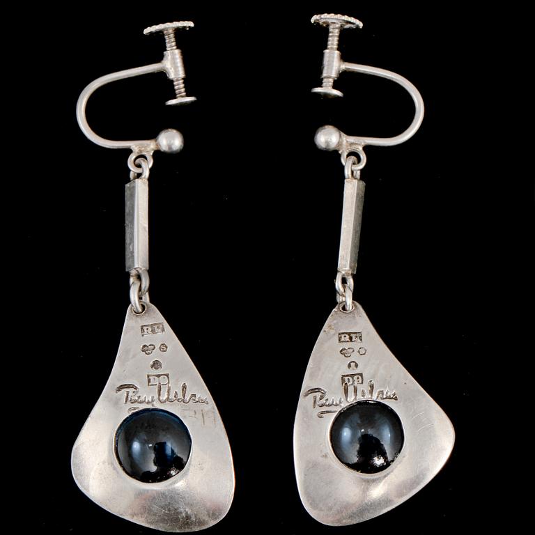 ÖRHÄNGEN, ett par, silver med cabochonslipad blå sten, ray Urban, Stockholm, 1954. Vikt 9 g.