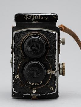 KAMERA samt FOTOGRAFI. Christer Strömholm fotad i skola, 1960-tal.