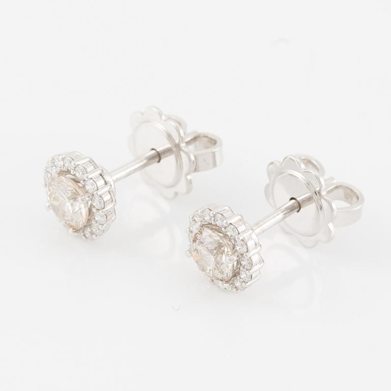 Earrings 18K white gold with brilliant-cut diamonds.