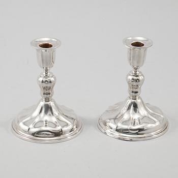 LJUSSTAKAR, ett par, silver, rokokostil, importstämpämplade, 1900-tal.