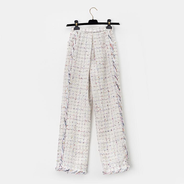 Chanel, a pair of bouclé pants, size 34.