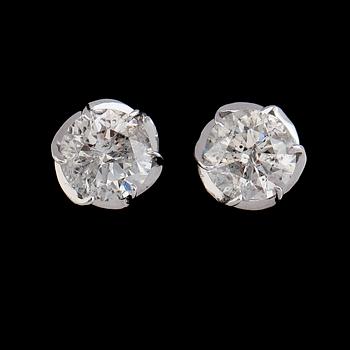 ÖRHÄNGEN, 1 par, 18K vitguld, solitära briljantslipade diamanter tot ca 1.84 ct.
