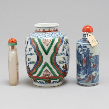A Chinese wucai vase and two snuff bottles, 20th century.