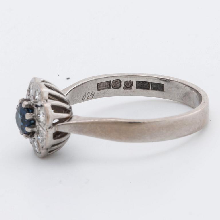 RING 18K whitegold w 1 sapphire approx 4 x 4 mm and brilliant-cut diamonds 0,24 ct engraved, Falköping 1995.