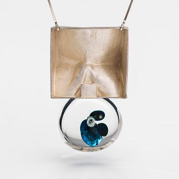 Björn Weckström, Halsband "Big drop", sterlingsilver och akryl. Lapponia 1973.