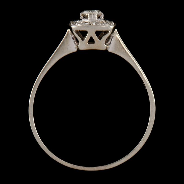 RING 18k vitguld, en briljantslipad diamant och 12 åttkantslipade diamanter, Gustav Dahlgren & Co Malmö, 1963. Vikt 3 g.