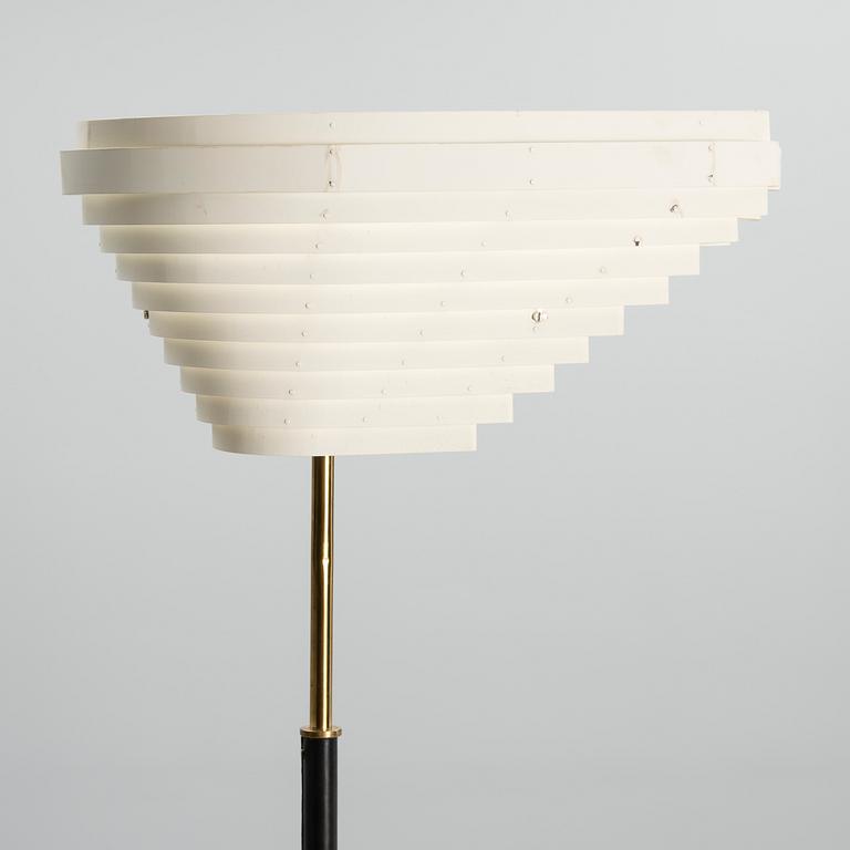 ALVAR AALTO, GOLVLAMPA. Änglavinge, modell A 805. Stämplad Valaistustyö. Tidigt 1970-tal.