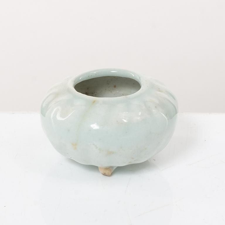 Two joss stick holders, a vase, a brush washer and a small ewer, Qing dynasty, 19th century and older.