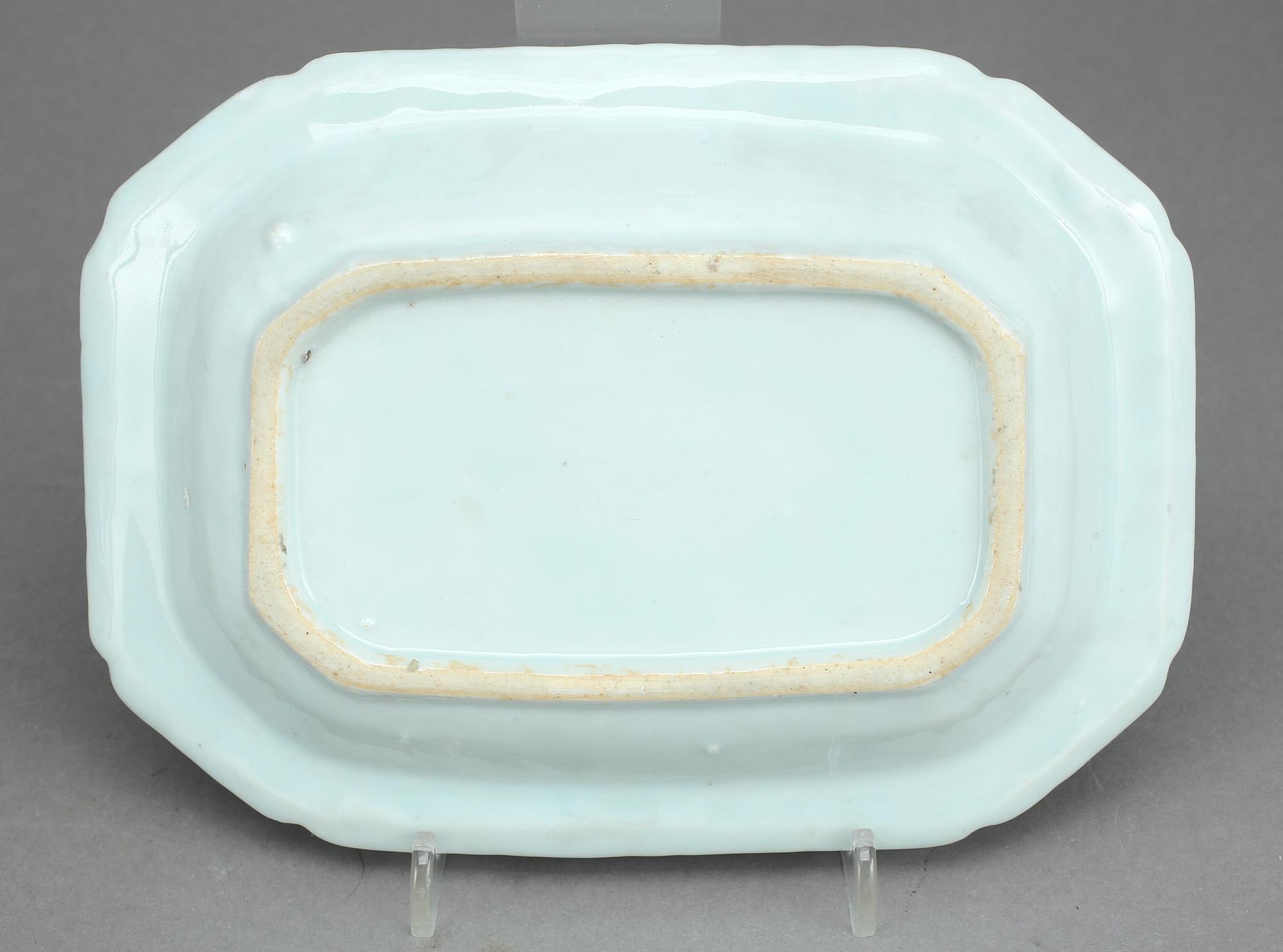 SMÖRTERRIN MED FAT, porslin, Kina, Qingdynastin, Qianlong (1736-1795).